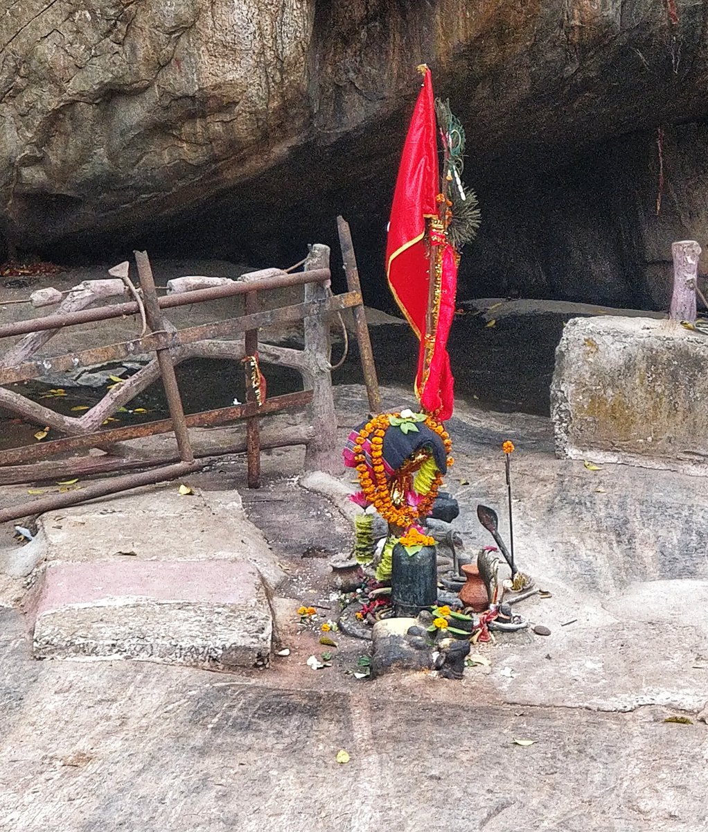 BodhanaAnanda's tweet photo. Visited #Panchalingeswar temple on top of #Nilagiri hill. The 'pancha' or 5 swayambhu #Shiva #lingas are completely immersed in flowing water & you'll have to dip your hands inside the water to feel the lingas.
Unfortunately the main shrine was closed to public due to COVID. 😔 https://t.co/R6TYWDxfh3