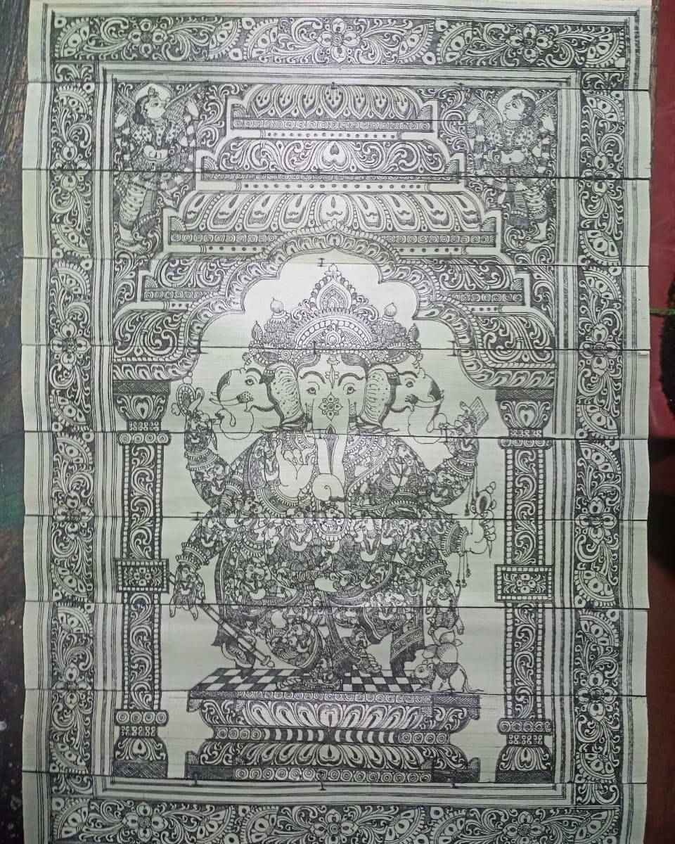 ISachikant's tweet photo. Engraving by niddle on palmleaf.
Heritage Village Raghurajpur.
Ganesha inside small small Ganesha.
@jkd18 @sudarsansand @NabhaNatesh @snmishra @KavitaCarpente3 @Chandanphoto @ForeverVarsha #art #artwork #pattachitra #leaf #leafart #niddle https://t.co/aduvUApKBb