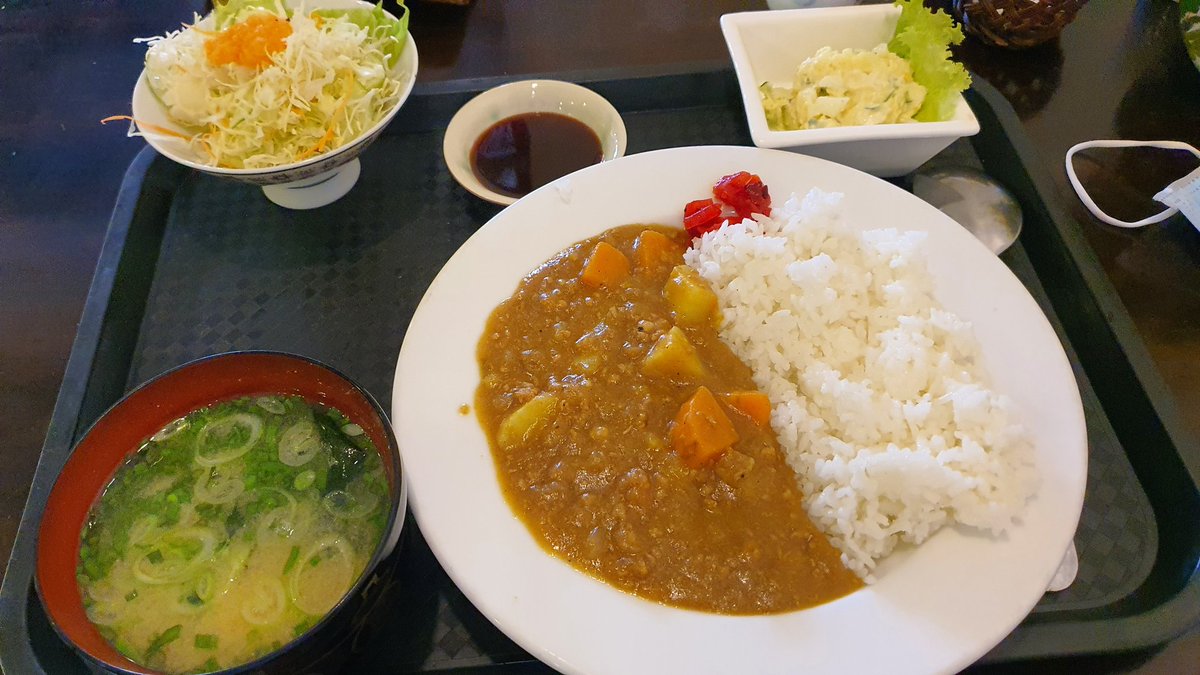 s_toyonobu's tweet photo. サラダ+ポテサラとか、お味噌汁にもカレーの具(人参•じゃが)が入ってるとか、そーゆーの全部好きです。いつもごちそうさまです。
#ホーチミン
#hoheto https://t.co/pvwncdtOem