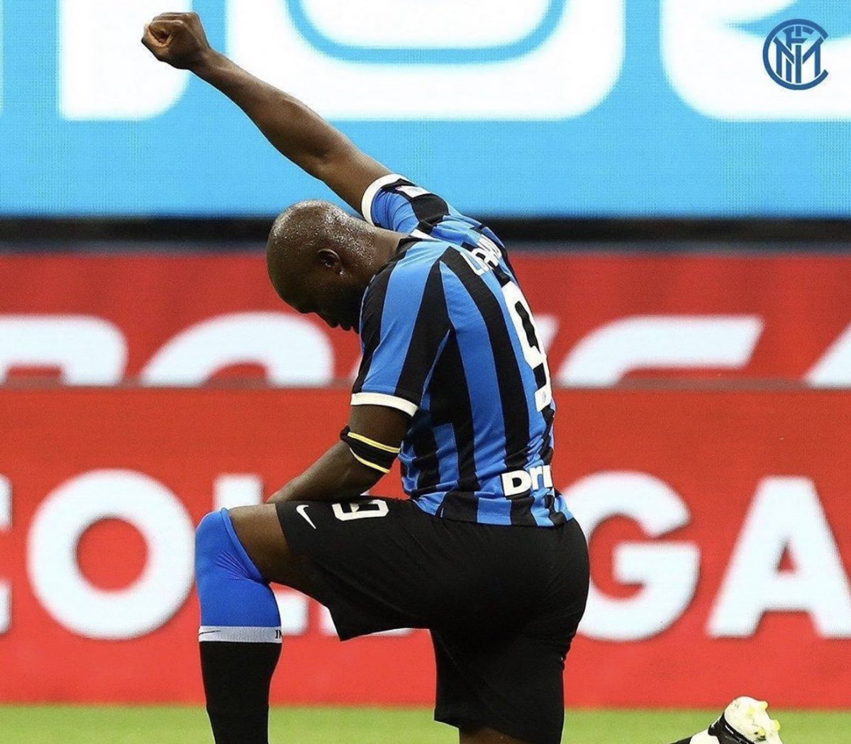 Romelu Lukaku: “Beş parasız olduğumuzu anladığım anı tam olarak hatırlıyorum. Annemin yüzündeki ifadeyi hala unutamıyorum. Altı yaşındaydım ve okul molası sırasında öğle yemeği için eve geldim. Annemin menüsünde her gün aynı şey vardı: “Ekmek ve süt.”