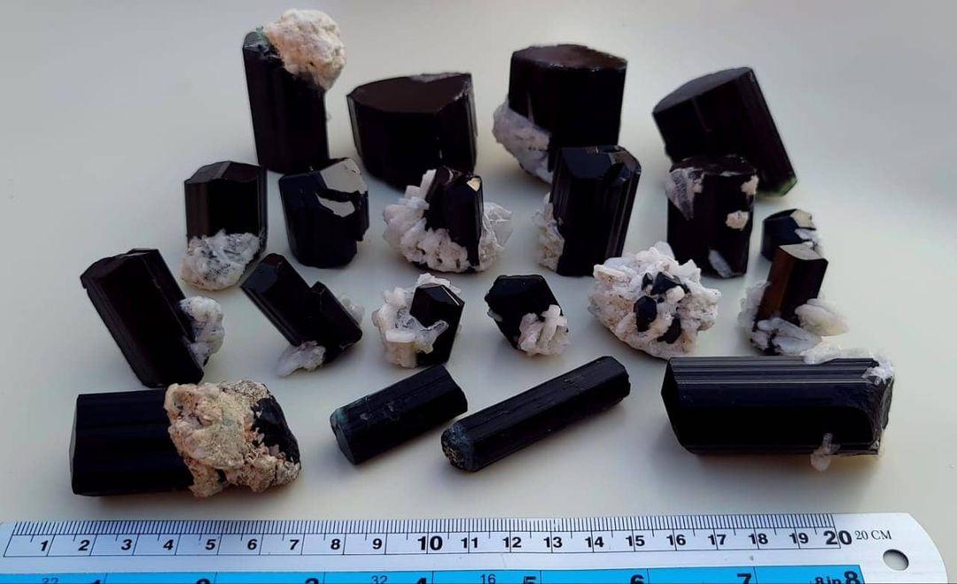 MiningTourmali1's tweet photo. Black tourmaline Available 1000 gram 20 piece pm me now 
Paypal Accepted https://t.co/locgoB8lWZ