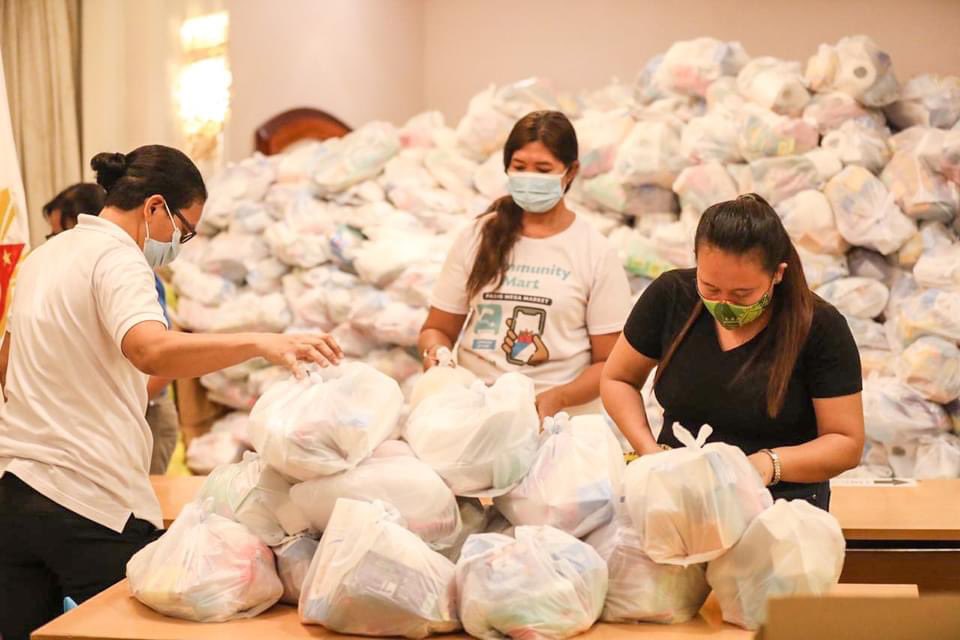 MB_RAntonio's tweet photo. VP Leni Robredo’s office starts preparing relief packs for communities affected by Typhoon Auring. OVP thanks donors for continuously supporting its relief efforts. || Photos from Robredo’s FB page @manilabulletin https://t.co/Hcz01BfGfz