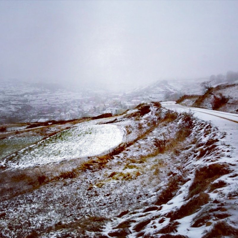 Valdelinares's tweet photo. Con niebla y una ligera nevada nos hemos despertado hoy en Valdelinares. Últimos coletazos de un triste invierno sin vosotros!!!
#valdelinares
#municipiomasaltodeespaña
#regresaraavaldelinares
#cadadiamascerca
#nieve
#invieno
#niebla
#turismogudarjavalambre
#teruel
#aragon
#spain https://t.co/hSxIQNobRd