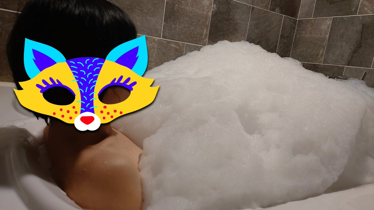 올만에 무인텔 나들이...  
거품목욕 하다가 창가로가서 창문열고 신선한 바람쐬며 운동 열심히...  밖에서 뭐 볼테면 보라지...
와이프 왈..  레즈플 함께 할 펨돔 한명 있었으면 더 좋겠다나...   나랑 다른 여자랑 하는걸 보면 좋겠다고....