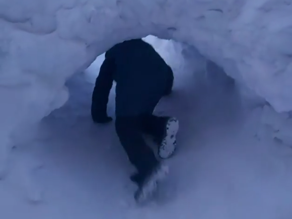 Мама бросает ребенка в сугроб. Мужчина на прогулке швырнул ребенка в сугроб. Блоггер который бросил ребенка в сугроб. Блоггер который бросил ребенка в сугроб. Кинул ребенка в сугроб.