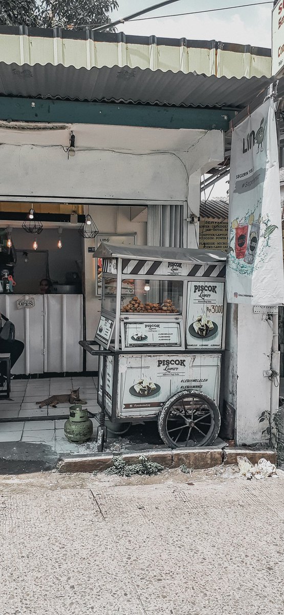 almnsyhh's tweet photo. pondok cina cinematic universe @drhaltekehalte https://t.co/0mjbwzec29