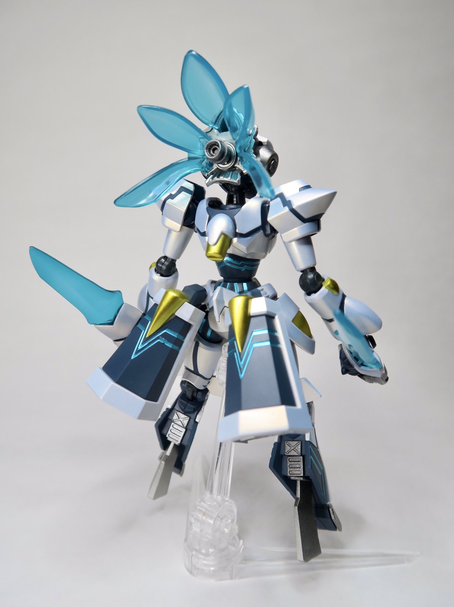 コイケ ヒイラギ ダンボール戦機より Lbxパンドラ 宇崎悠介専用 完成しました メタリック調で仕上げたくて メインカラーの白には拘りました 蛍光塗料も使用したので緑のラインとクリアパーツは光ります 以下ツイート ダンボール戦機 Lbxパンドラ