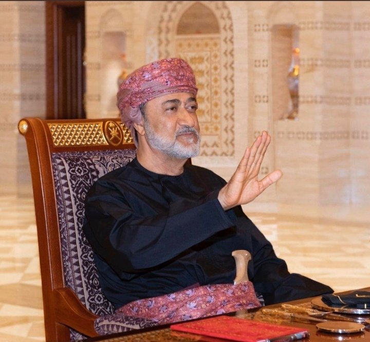 #إسقاط_القروض_الشخصية_العمانية مولاي السلطان هيثم حفظك الله المواطن يناديك الأحكام بالسجن تطاردهم بسبب القروض المتعثره بعضهم متخبي وبعضهم بالسجن وبعضهم هارب خارج البلد.. كيف يسدد القرض وهو بلأ وظيفه السجن فكك أسر وهدم بيوت السجن ليس حل.