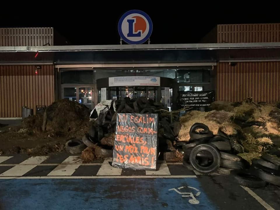 J2 
La mobilisation continue ! 💥
Derrière chaque GMS, c’est une pourriture dans un box de négociations qui tire les prix vers le bas.
Nos productions ont une valeur ! Il faut que cela se répercute dans les cours de ferme !
Les GMS doivent plier et renoncer à la guerre des prix !