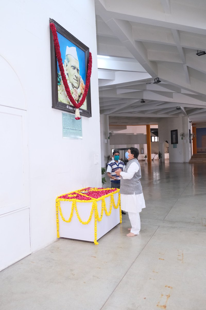 trajendrabjp's tweet photo. આજરોજ ગાંધીનગરમાં ગુજરાત વિધાનસભા ખાતે #મહાગુજરાત ના પ્રણેતા એવા શ્રી. #ઇન્દુલાલયાજ્ઞિક જી ની જન્મ જયંતિ પર ગુજરાત વિધાનસભાના અધ્યક્ષશ્રી. #રાજેન્દ્રત્રિવેદી એ તેમણાં તૈલ ચિત્ર પર પુષ્પાંજલિ કરી વંદન કર્યા.

#IndulalYagnik #MahaGujarat https://t.co/T6ZW02ei1M
