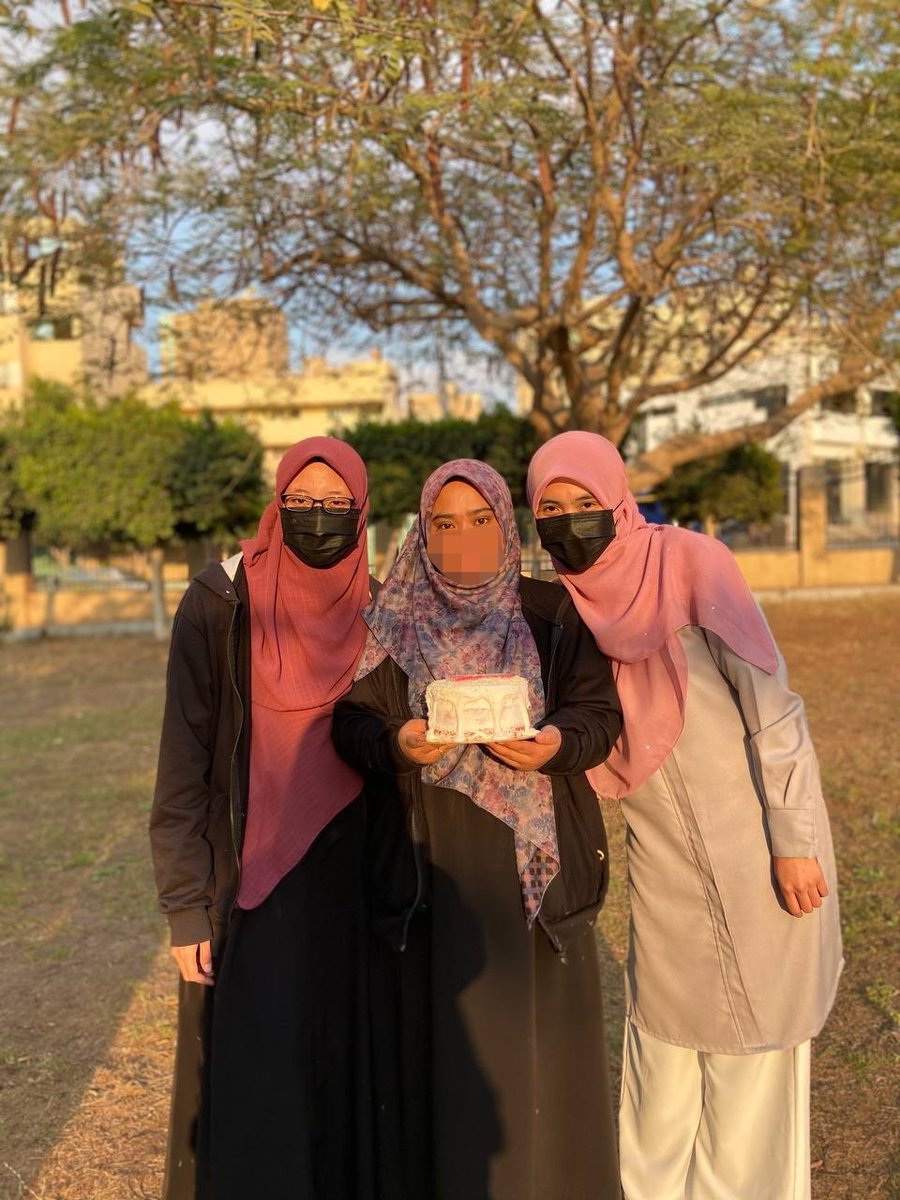 OfficialHanNani's tweet photo. 4 tahun kat Mesir, 4 kali suprise birthday setiap sorang tp still jugak terkejut 😂

Jimba family without zan 😌
Happy Birthday Fana Gemss 🎂 https://t.co/WSgxExozf8