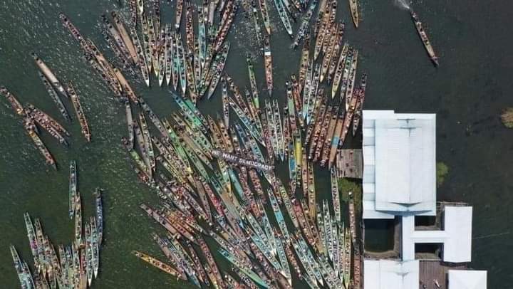 Citizens of Inlay are participating in general strike using boats, the main symbol of Inlay."WE WANT DEMOCRACY" is embodied and waves in the Lake were caused by slogans calling for true democracy and eradication of dictatorship.
#BurmaGeneralStrike
#WhatsHappeningInMyanmar