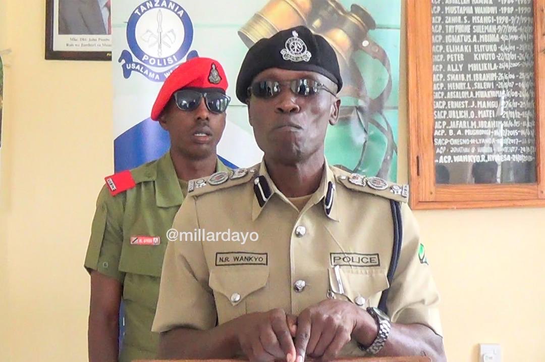 millardayo's tweet photo. Polisi Mkoani Pwani wanawashikilia Watu wanne waliokamatwa ndani ya Mkoa huo wakituhumiwa kutumia mitandao ya kijamii kueneza uvumi wa vifo vya Watu wakidai wamekufa kwa Corona na kutia hofu Wanachi, Watuhumiwa ni Frank Nyange, Mgao, Mohamedi Lutambi na Bumija.
#MillardAyoUPDATES https://t.co/O2rhA992pf