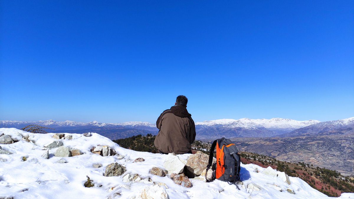 Gözlerinin girdabında
Sığınma arayan bi tekneyim
İlk fırtına felaketim olur
Alaboradan ibaret umutlarım
kaçık balıklara kardeş gözlerim
Hayli ıslak
Gülüşünün
Hengamesinde
Örseleniyor
Direniyor yüreğim
Kayboldum
Uzağında
Işığım
güzelim
Deniz fenerim...