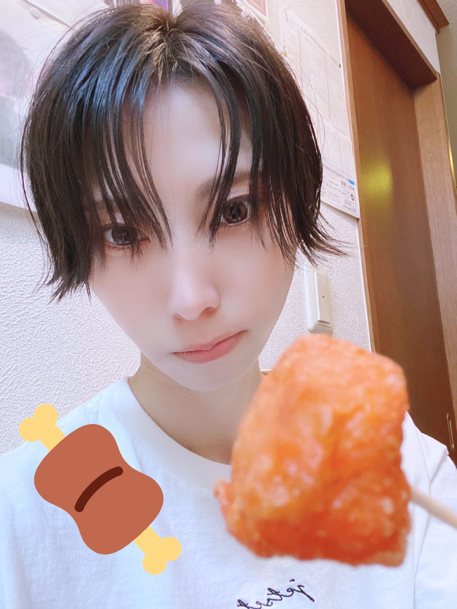 蓮 今日前髪外ハネにしてみたんだけど からあげクンのレッドうまいよね デコ広い 指4本分ある のにセンター分けにすな 花粉やばい