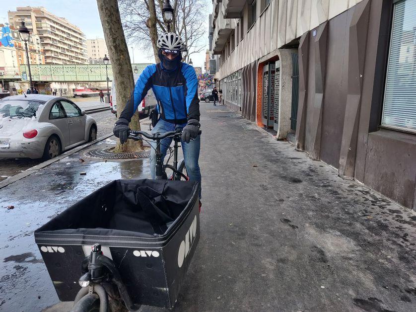 Des livreurs à vélo en CDI ! Dans un secteur dominé par des plateformes faisant travailler des auto-entrepreneurs, d’autres acteurs décident d'embaucher massivement des coursiers à vélo en CDI. Les avantages sont nombreux : témoignages franceculture.fr/emissions/le-r…