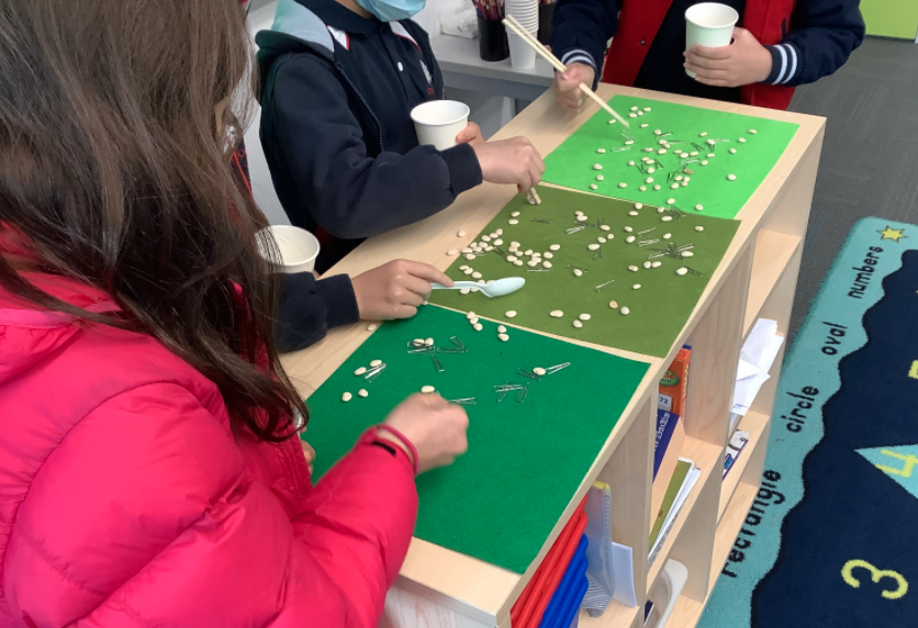 StamfordHK's tweet photo. During STEMinn, Grade 3 students experienced animal adaption first-hand. Using spoons, forks, pegs and chopsticks, they simulated how animals adapt to their environment to gather and eat food.
#StamfordHK #STEM #STEMeducation #STEMinn https://t.co/EV5KrYjADz