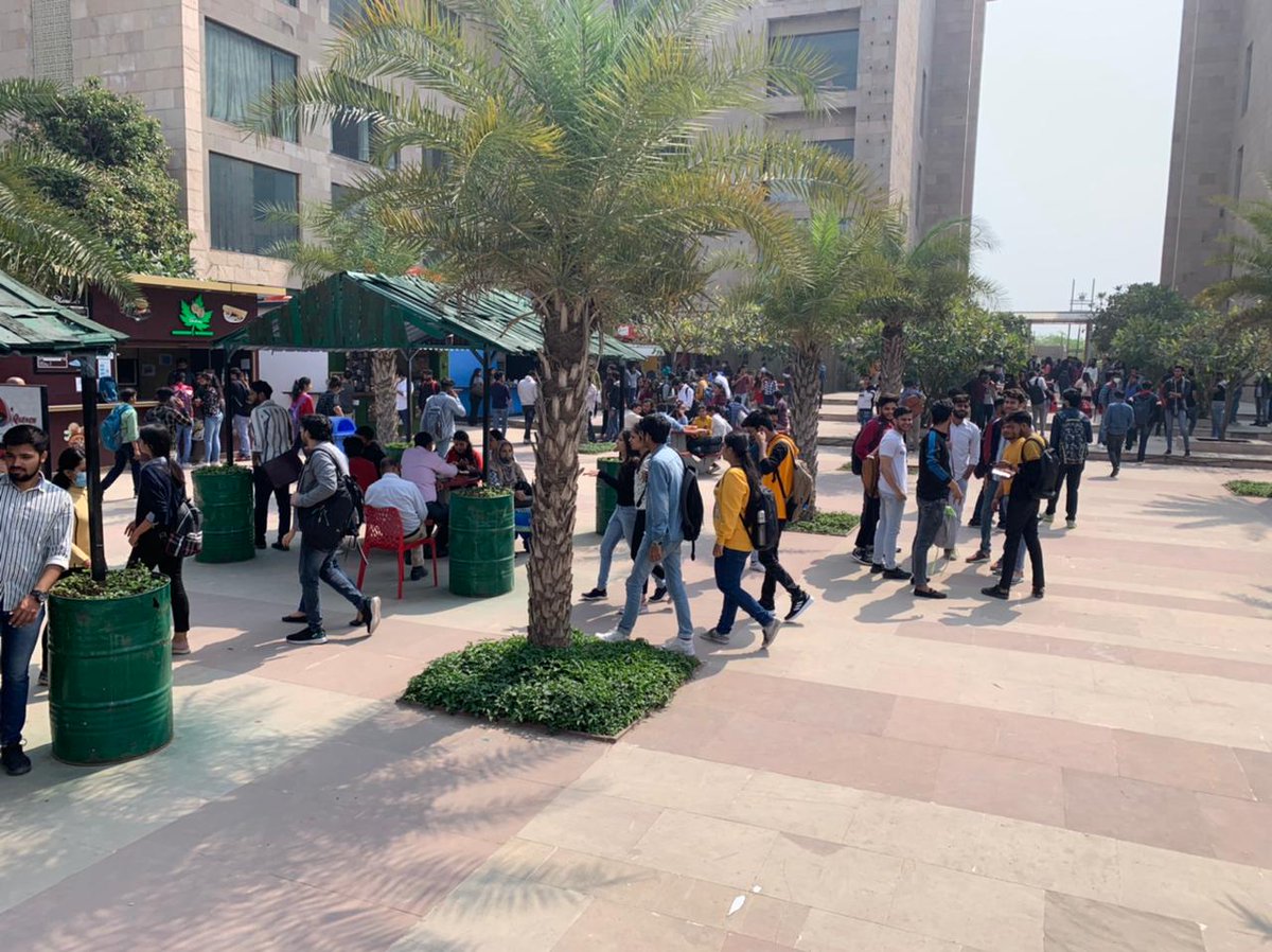 nashachauhan's tweet photo. No mask no social distance no santization #coronagone
So why u forcing student  #carelessgalgotia #Reopencolleges  #education @ndtv @dhruv_rathee @narendramodi @myogioffice @aajtak @Republic_Bharat @ABPNews @timesofindia https://t.co/0hpBpjYpux