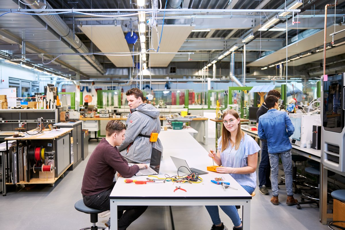 RemconS's tweet photo. Een studie kiezen is best lastig. Tussen 9 mrt. en 14 apr. organiseren we een aantal online evenementen voor de opleiding #Werktuigbouwkunde zoals online open dagen &amp; online proefstuderen. Meld je aan om de sfeer te proeven https://t.co/wirg0Nphxn #HUIDE @HU_Utrecht #Utrecht #hbo https://t.co/9JWQjLTztK