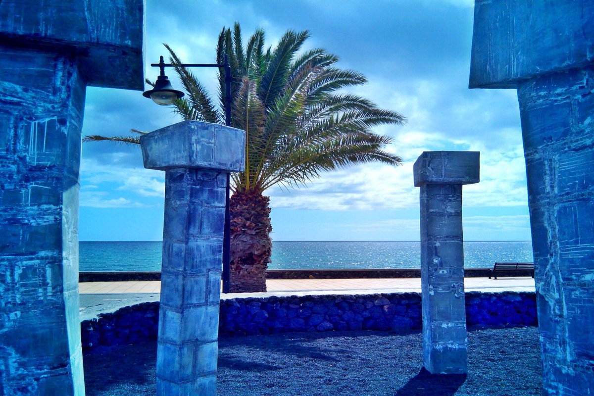 Lanzarote1A's tweet photo. weder #Saharastaub noch #Präsenzunterricht
just discovered the #stonhenge II , few human beings , (nearly) #clearsky , up to date 23°C / 73°F , #takeawayfood , #accomondation available 🍸🍺
all in all "todo bien" , forget #COVID
#Lanzarote information https://t.co/zwMr4MHzPL https://t.co/iQkzl5k053