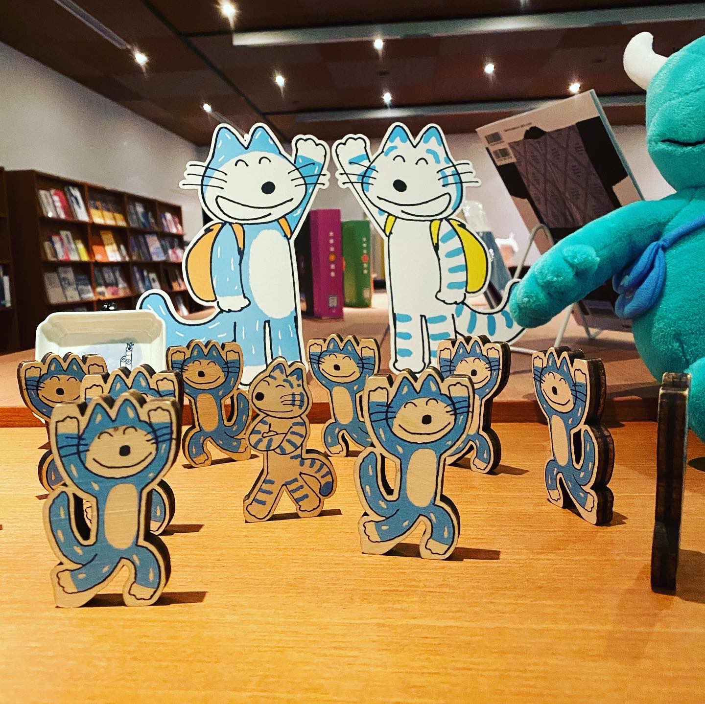 青森県立美術館 今日はネコの日でした ということで 馬場のぼる さんの 11ぴきのねこ の画像をアップ 1枚目は 当館スタッフが作った消しごむスタンプです 2枚目は 当館図書室のねこたち 見切れてるのは ウヒアハ 図書室は現在休室中なので