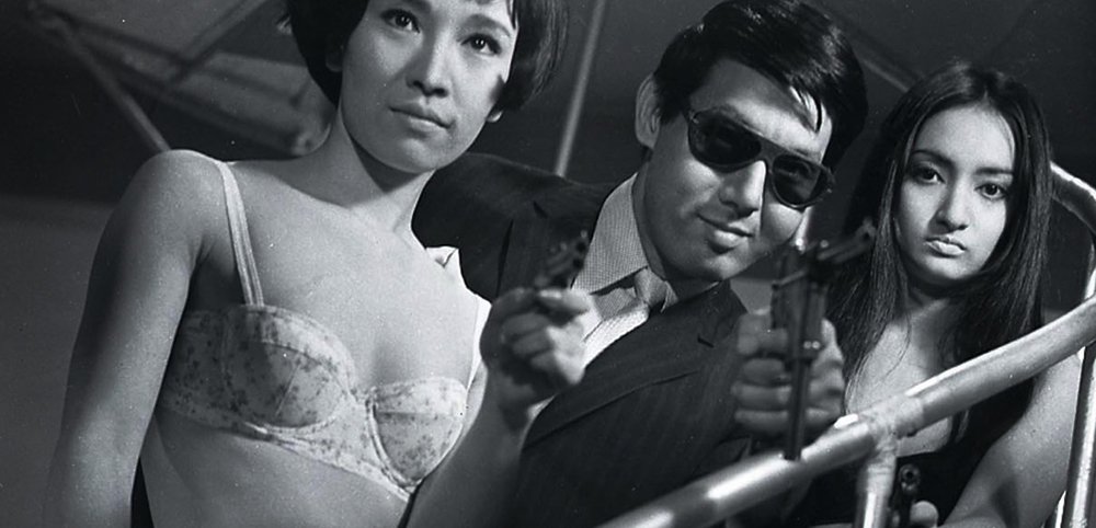 La Marque du tueur (1967) - JaponaisFilm devenu culte avec le temps réalisé par Seijun Suzuki. Ce dernier faisait des films de série B pour la Nikkatsu qui a décidé de le virer suite à ce film en 1967. Film de Yakuza considéré comme trop subversif et volontairement nanar.