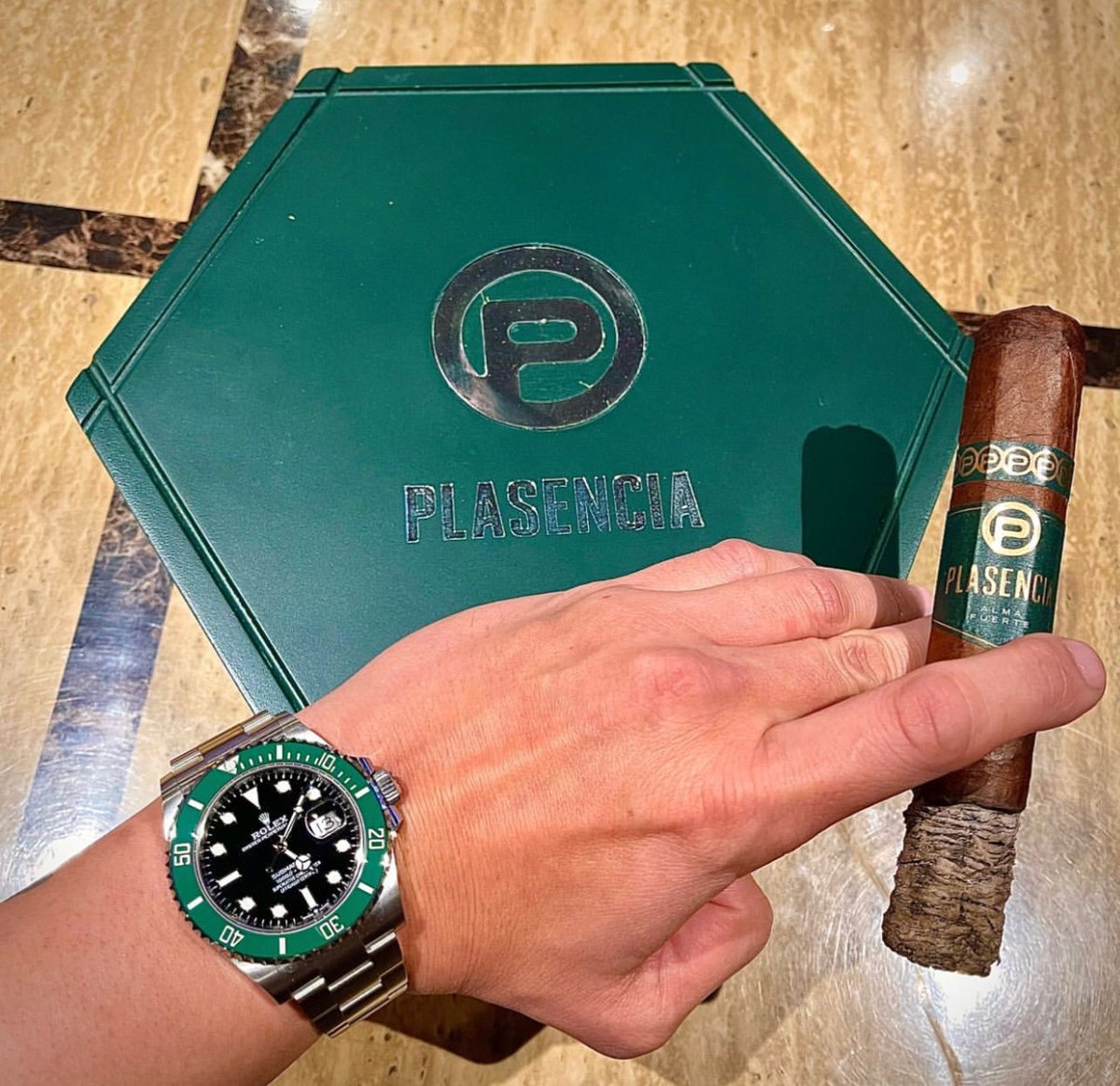 You know it’s going to be a good smoke when your #WatchGame matches the color of your favorite #AlmaFuerte Sixto I. What’s your #Monday smoke of choice to light up the week? 
📸: @Gdenverwatchguy (IG)