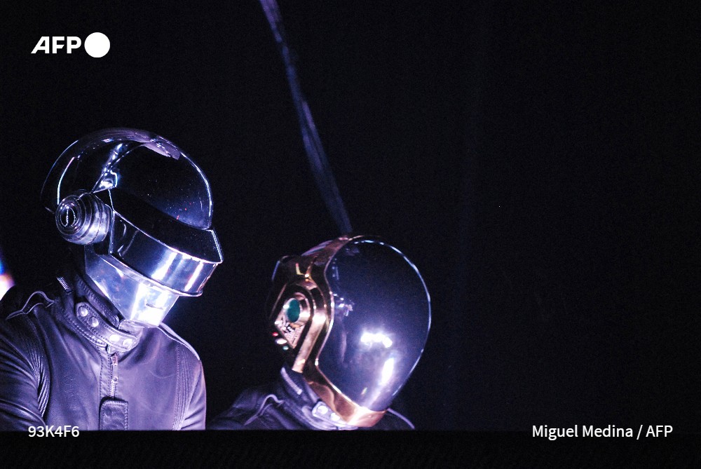 afpfr's tweet image. Le duo phare de l'électro française Daft Punk, crée en 1993 par Thomas Bangalter et Guy-Manuel de Homem Christo, se sépare. Leur attachée de presse l'a confirmé à l'AFP, après la publication d'une vidéo intitulée "Epilogue" u.afp.com/Ucxm