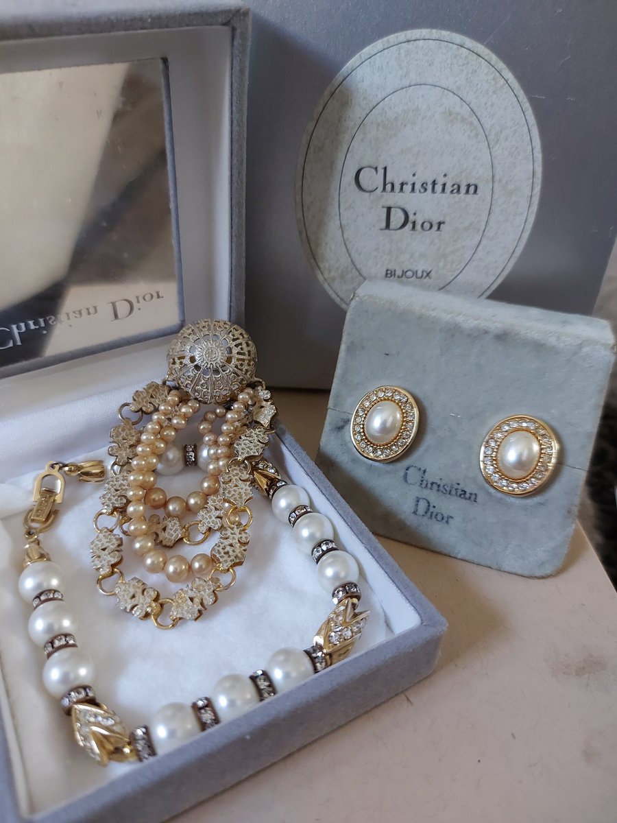 dior_vintage's tweet photo. 🥰 Pearls pearls pearls 🥰
My Dior pearl collection.
#dior #diorpearls #mitchelmaer
#1950sdior #1970sdior #diorbracelet #diorearrings #diorbrooch #vintagepearls #vintagedior #diorcollector #diorcollection #vintagecollection #vintagejewellery #vintage #vintagestyle #diorstyle https://t.co/beXUUtXJDJ