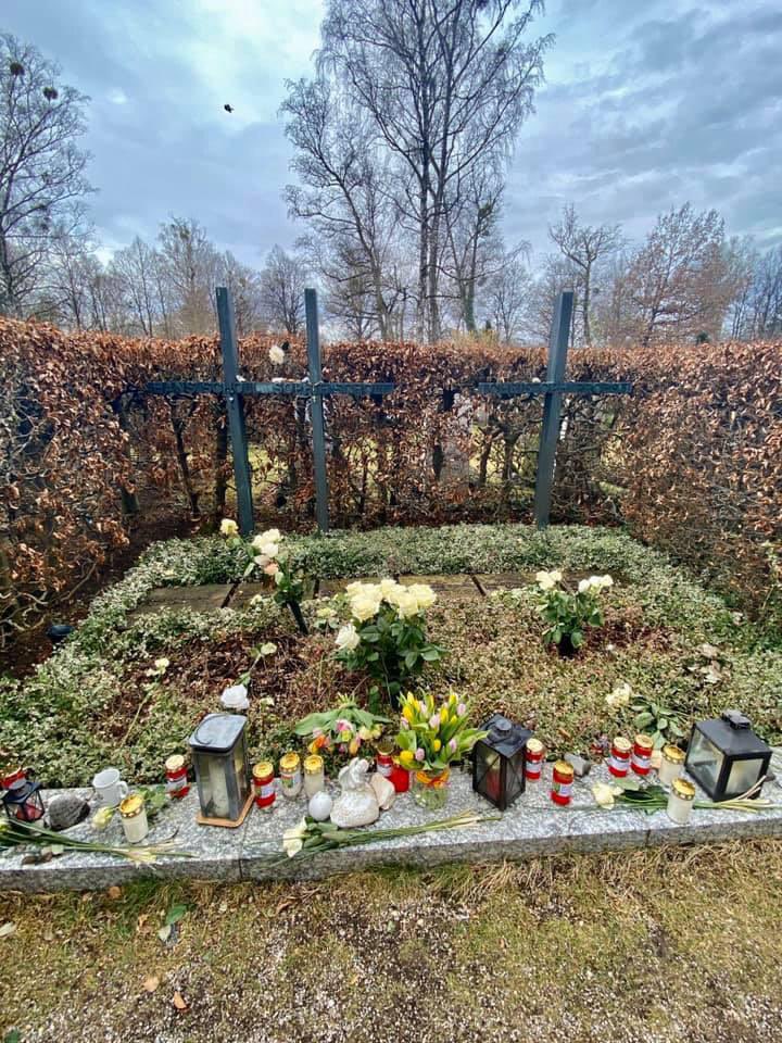 Heut vor 78 Jahren wurden Sophie & Hans Scholl sowie Christoph Probst am Tage ihrer Verurteilung durch den Volksgerichtshof unter Roland Freisler im Gefängnis Stadelheim hingerichtet u nebenan am Friedhof am Perlacher Forst bestattet.

#WeißeRose
#GeschwisterScholl
#KeinVergessen
