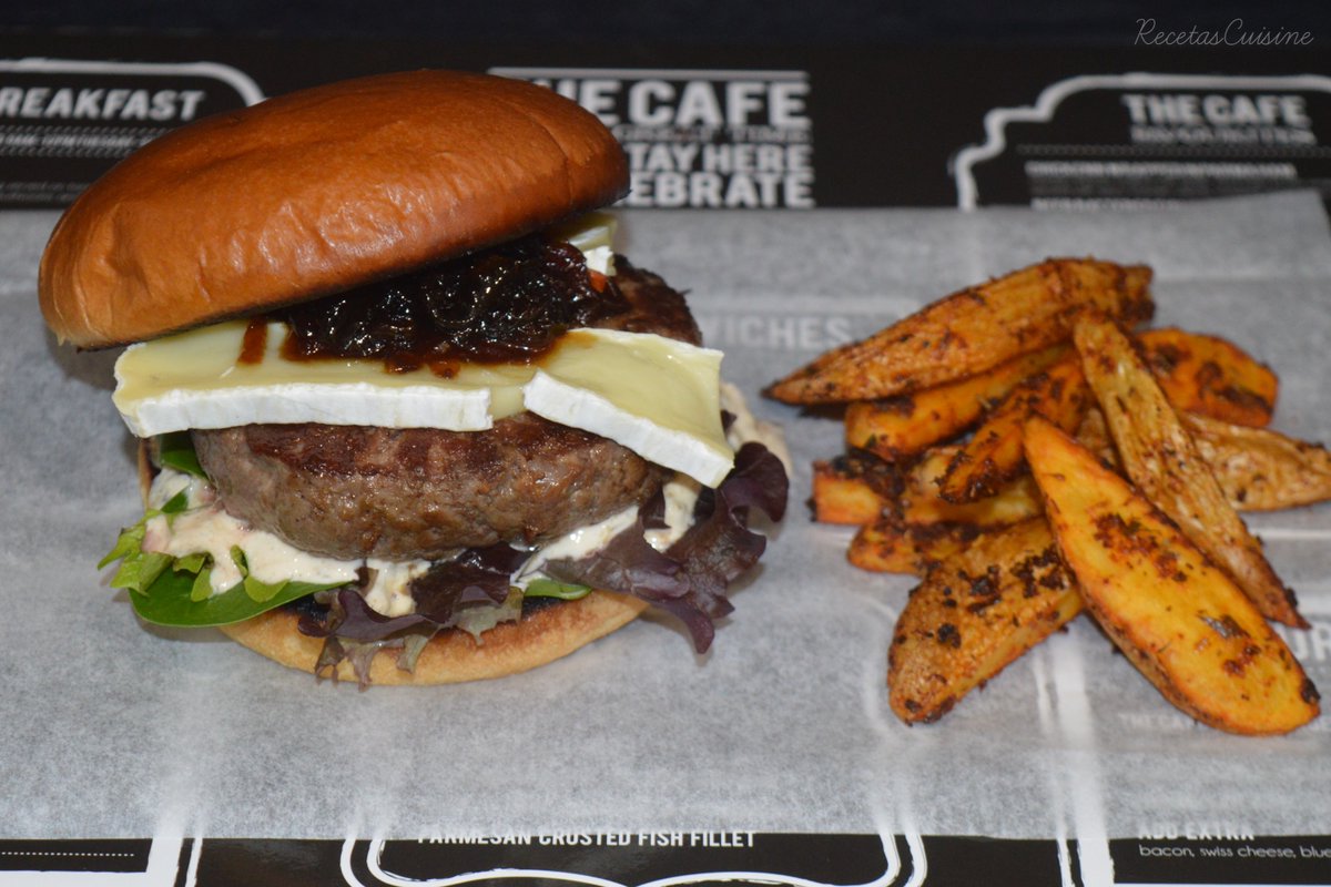 Nos la comimos el sábado y creo que aún la estoy saboreando... Hamburguesa con cebolla caramelizada a la cerveza negra y queso brie en pan de brioche. Para acompañar, patatas gajo especiadas al horno. 
Receta: bit.ly/3bwpFLl #companion #burguerlover #hamburguesa