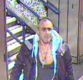 BTP's tweet photo. Detectives are urgently trying to identify this man following a violent assault on the London Underground this morning.

A woman in her 50's was spat at, punched in the face and then kicked numerous times. We think he may have useful information ⬇️

👉 https://t.co/p9U8upwbAq https://t.co/N8DSZrS4Pv