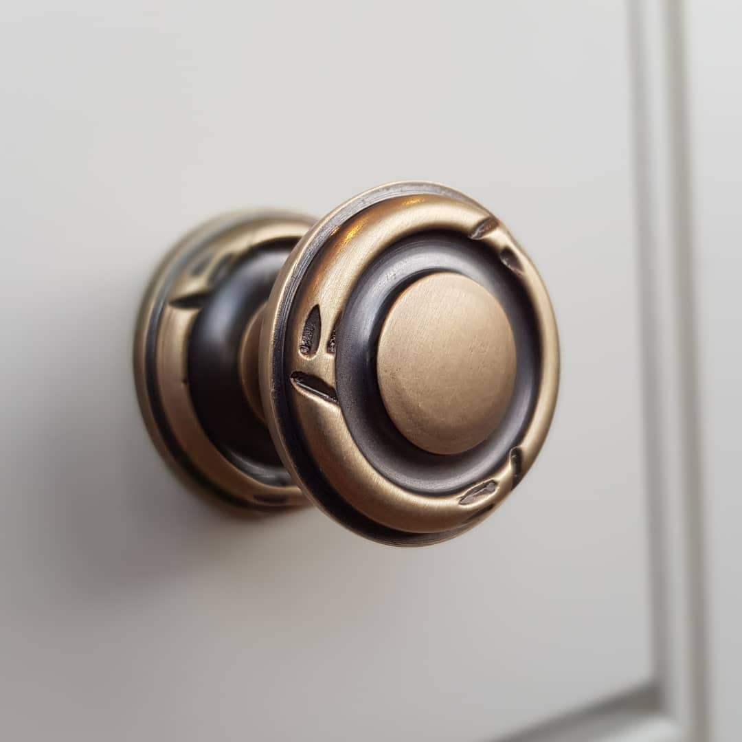 Welcome to the world Bamboo Cupboard Knob!! First showing of the new addition to our Bamboo cabinet range. Simply stunning, especially in this light antique brass finish! #luxurycabinets #cupboardknobs #cabinetknobs #cabinethardware #bambooproducts #bambooarchitecture #bamboo