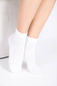 Белые носочки видео. Белые носки с черной подошвой вилдберрис. Носки женские белые. Носки белые короткие. Носки белые короткие женские.