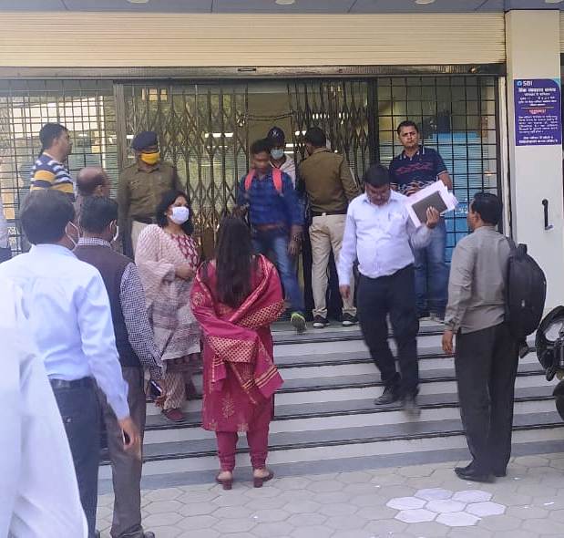 PROJSShajapur's tweet photo. स्टेट बैंक आफ इंडिया की मगरिया ब्रांच जिला प्रशासन ने की सील
--
Read more: https://t.co/yAT2XyGaFG
#JansamparkMP
#jansamparkshajapur https://t.co/yimNhyOLB6