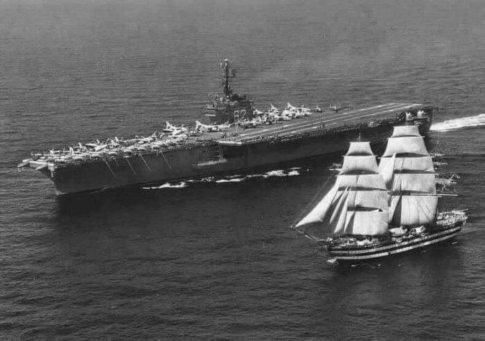 Nel 1962 un incontro storico nel Mar Mediterraneo. La portaerei statunitense lampeggiò con il segnale luminoso:

'Chi siete?'
'Nave scuola #AmerigoVespucci, Marina Militare Italiana'

La risposta?
'Siete la nave più bella del Mondo'