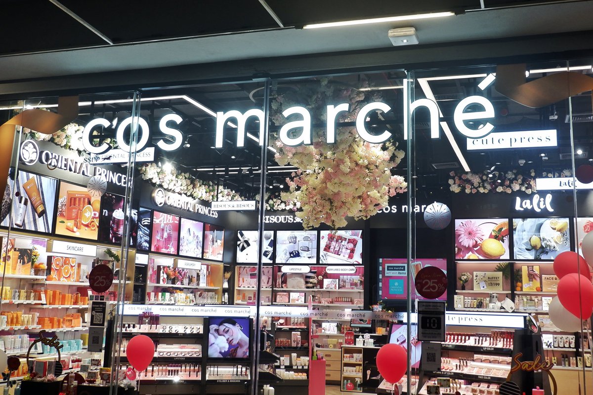 Foybeautydiary's tweet image. ชี้เป้า! ร้านเครื่องสำอางเปิดใหม่ ลด 25% ทั้งร้าน แบบไม่ต้องเป็นสมาชิก มีทั้ง Cute Press, Oriental Princess, Bisous Bisous และแบรนด์โปรดเราอย่าง Lalil แถมซื้อครบตามยอดได้ของแถมเพิ่มอีก คุ้มไม่ไหว โปรถึงแค่สิ้นเดือนนี้เท่านั้น พุ่งตัวไปได้ที่ Cos Marché SQ1ชั้น2 #ใครๆก็มาCosMarché