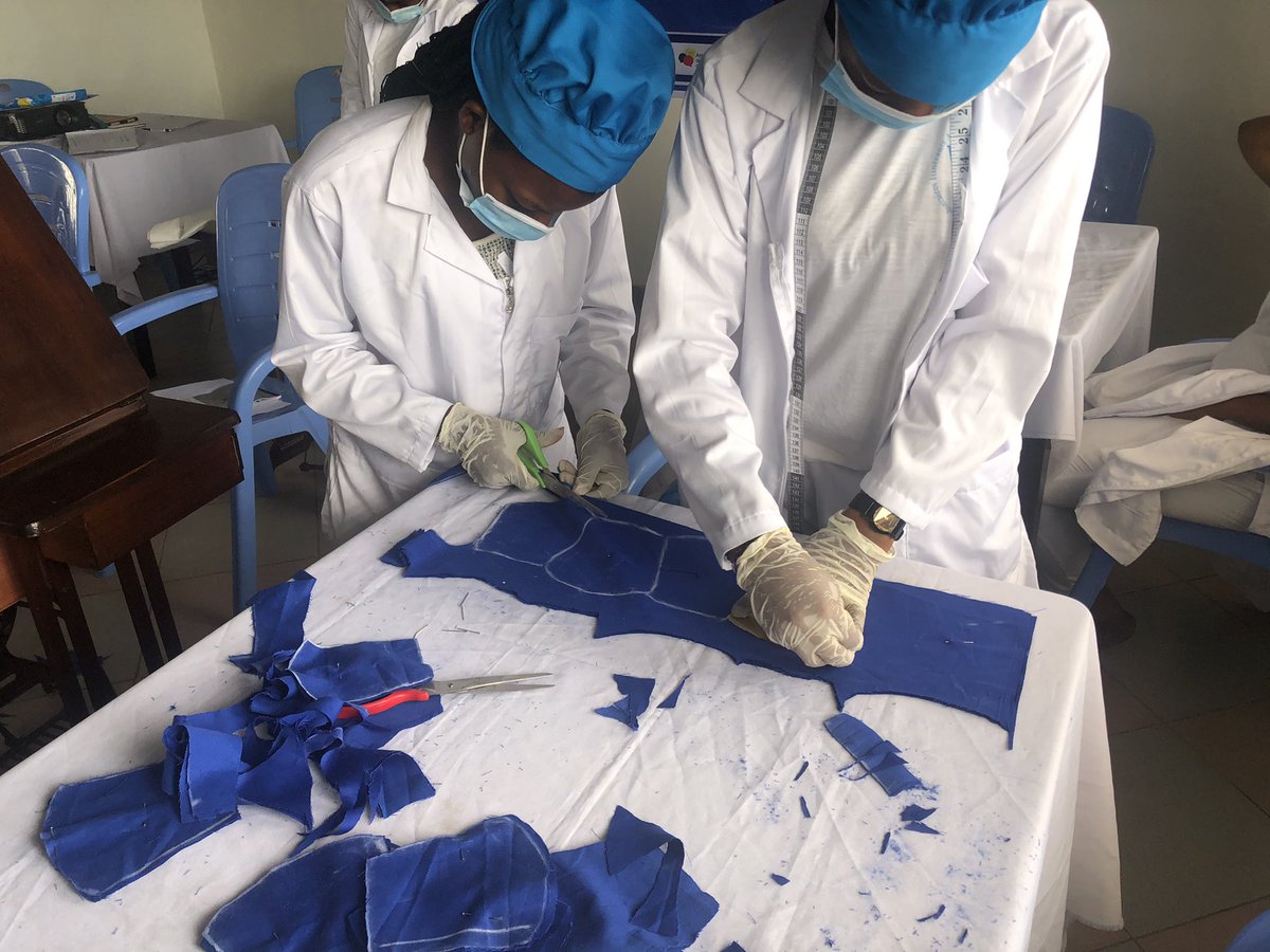 ViaMe8's tweet photo. Démarrage ce matin de la phase de production des masques 😷 

Les 10 filles de la cohorte de Ladji produiront #500masques (50 par bénéficiaires ) qui seront distribués durant la phase de sensibilisation communautaire du projet. 

#GnonnouAsuka #HackCovid19 #GirlsEmpowerment https://t.co/JOo7pITkog