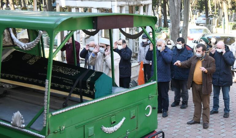 Türk pop müziğinin efsane isimlerinden Serpil Barlas, ritim bozukluğuna bağlı kalp yetmezliği nedeniyle 64 yaşında hayata veda etti. Barlas, bugün Feriköy Mezarlığı'na defnedilerek son yolculuğuna uğurlandı. https://t.co/IsDVjpZjhi https://t.co/gkUi5QxuzY