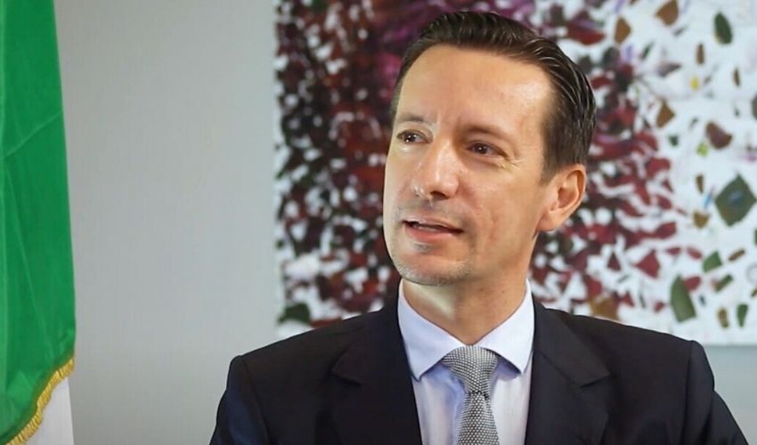 Profondo cordoglio per la morte dell'ambasciatore italiano in Congo, Luca #Attanasio, rimasto ucciso poco fa insieme a un militare dell'Arma dei Carabinieri durante un attacco al convoglio #ONU Esprimo vicinanza ai familiari di due servitori dello Stato.