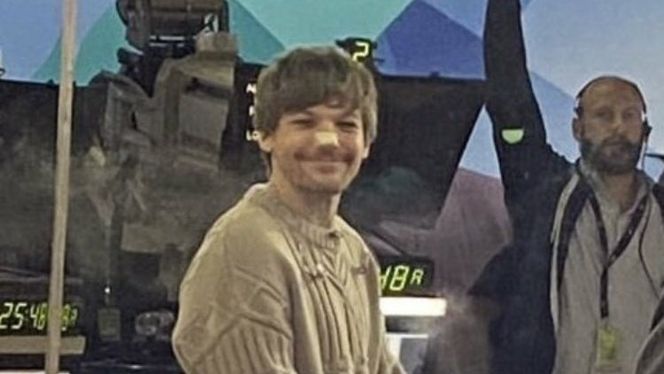 sunfflouwerry's tweet photo. Harry spotting          Louis spotting
the camera:              the camera:
🥰🌈✌                     🥰🌈😳 https://t.co/UcpAG8m3cu