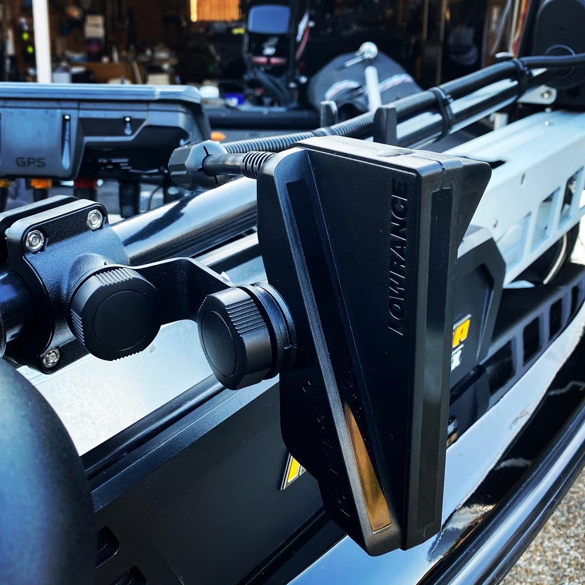 kohoku_k's tweet image. アクティブターゲット振動子は付属のシャフト用マウントで取り付けると、フォワード&amp;amp;ダウンビューの縦セッティングと、スカウトビューの横セッティングの両方に対応できます。
#hdslive #elitefs #activetarget #livesonar #activeimaging #3in1 #lowrance #lowrancefishing #ghost #lowranceghost