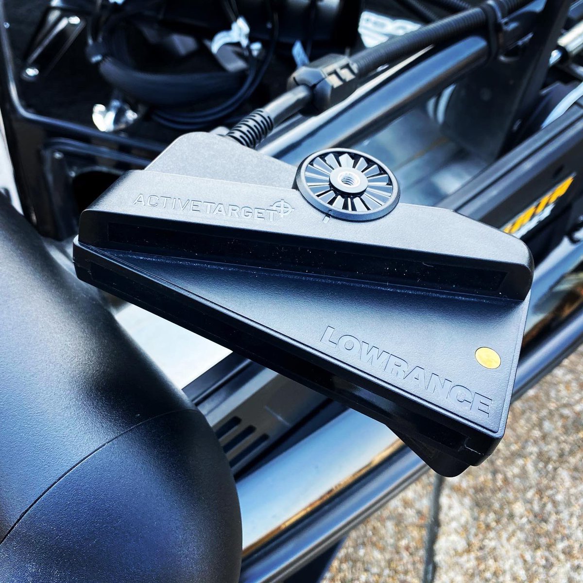 kohoku_k's tweet image. アクティブターゲット振動子は付属のシャフト用マウントで取り付けると、フォワード&amp;amp;ダウンビューの縦セッティングと、スカウトビューの横セッティングの両方に対応できます。
#hdslive #elitefs #activetarget #livesonar #activeimaging #3in1 #lowrance #lowrancefishing #ghost #lowranceghost