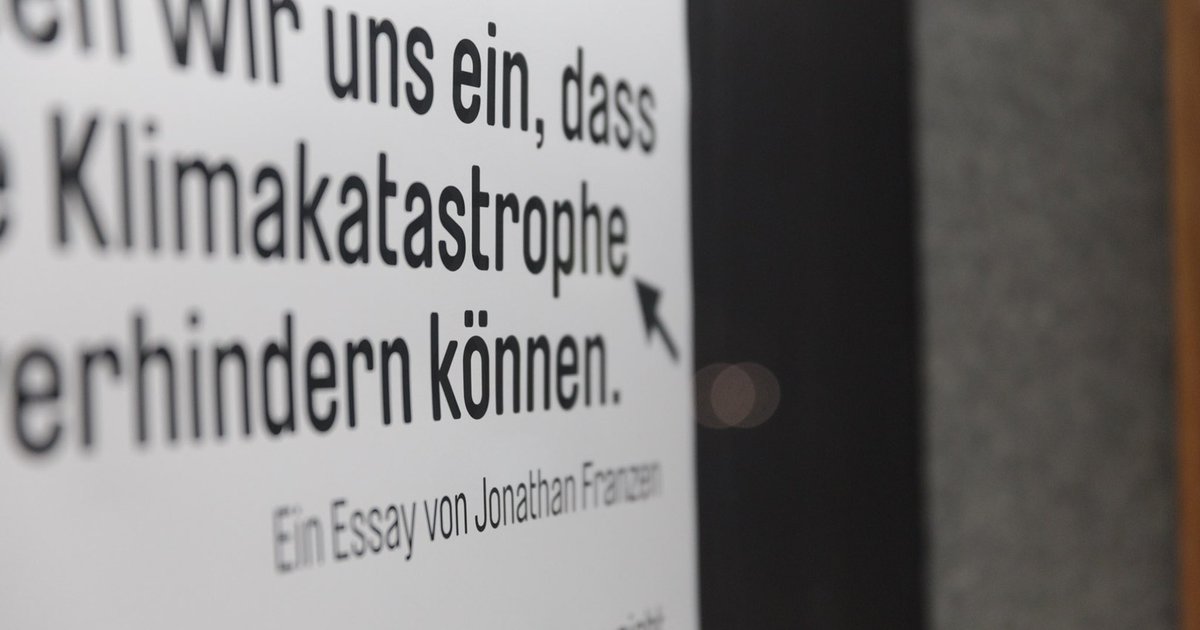 »Wie wollen wir leben?« ist eine zentrale Frage der Menschheit, besonders in Krisenzeiten. Der Diskurs hört nicht auf! Stadt und Theater stehen nicht still!
 #kurswechsel #klima #theaterinzeitenvoncorona theater.ingolstadt.de/aktuelles/kurs…