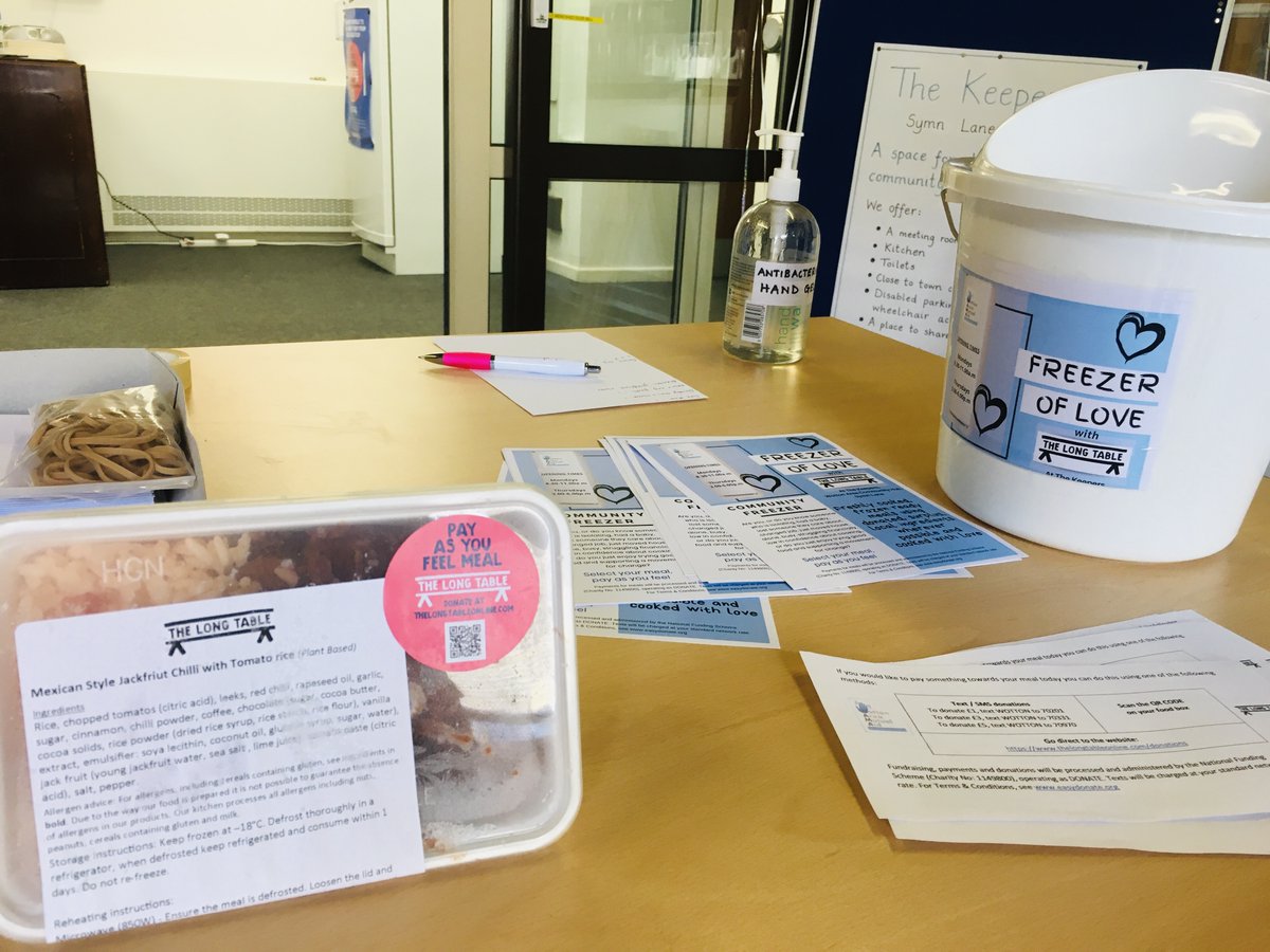 🌶 Just bought my dinner from the <a href="/AidWotton/">Wotton Area Mutual Aid</a>  
 Community Freezer - Mexican jackfruit chilli with tomato rice. Makes a nice change from home cooking! Loads of other meat &amp; veggie meals available. Pay as you feel :-)  

wottonareamutualaid.co.uk/community-free…