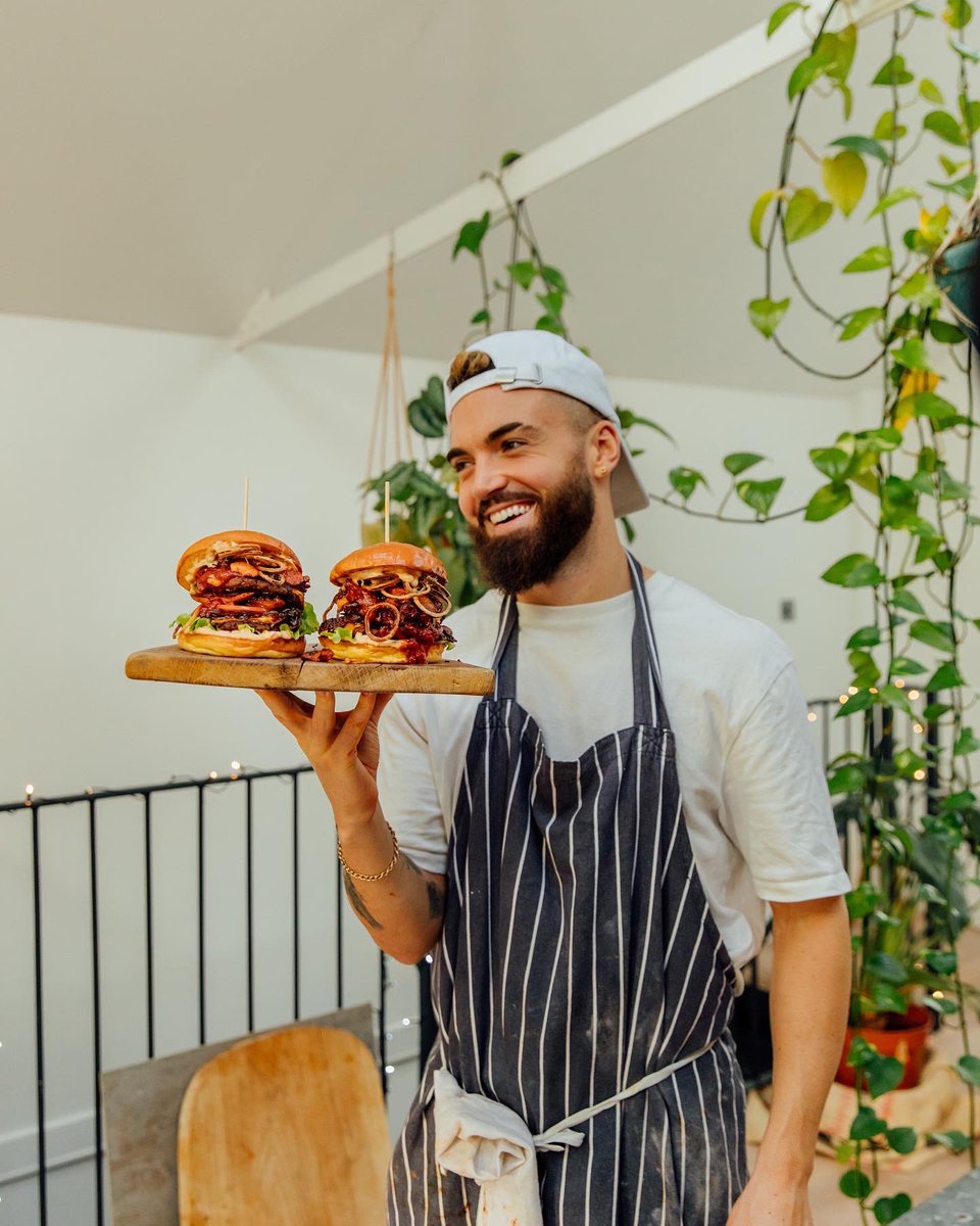 Gaz Oakley on Twitter: "I make GOURMET VEGAN BURGERS 😻 What do you think? Check the tutorial here - https://t.co/sGtskPoIAg… "