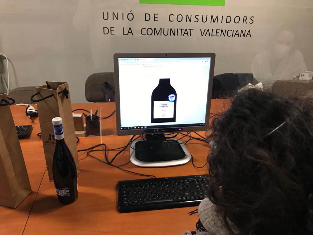 IviaRiegos's tweet photo. 🆕‼️@SensorialI ha estado en el @mercadoderuzafa con la @ucvalencia estudiando cómo la sostenibilidad 💦del producto🍷influye en la decisión de compra del consumidor 🤔
#DelCampoALaMesa
Broche de oro 🏅 al proyecto #InnoBobal 🫐
Gracias a @Bodegas_Covinas y @DOUtielRequena 👏👏 https://t.co/Cw6k69zsIb