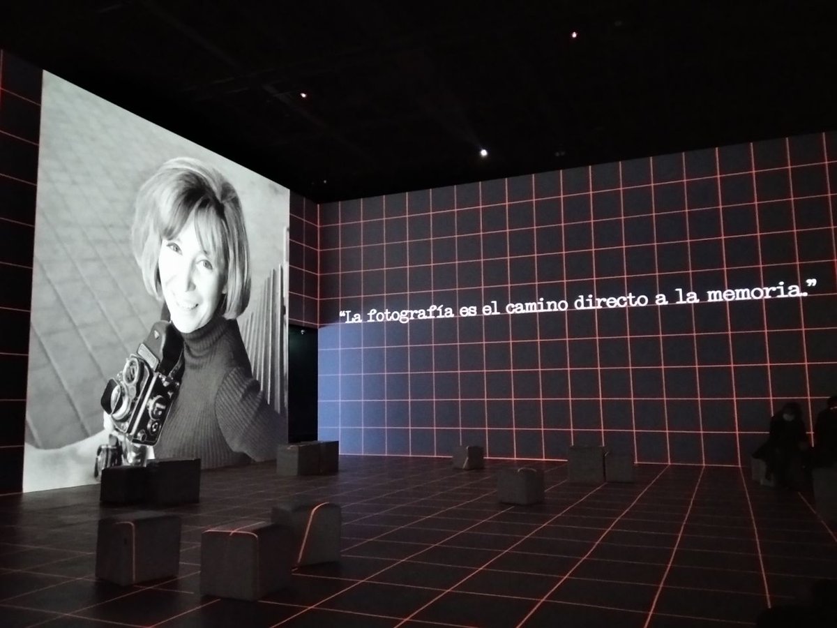 🕰️Última setmana per submergir-se a #BarcelonaMemoriaFotográfica al museu <a href="/idealbarcelona/">idealbarcelona</a>! Viatja als anys 50 i 60 de la mà de #JoanaBiarnés #arxiurepresentat, #OriolMaspons i #LeopoldoPomés entre d'altres grans fotògrafs, en una experiència d'art digital i realitat virtual.