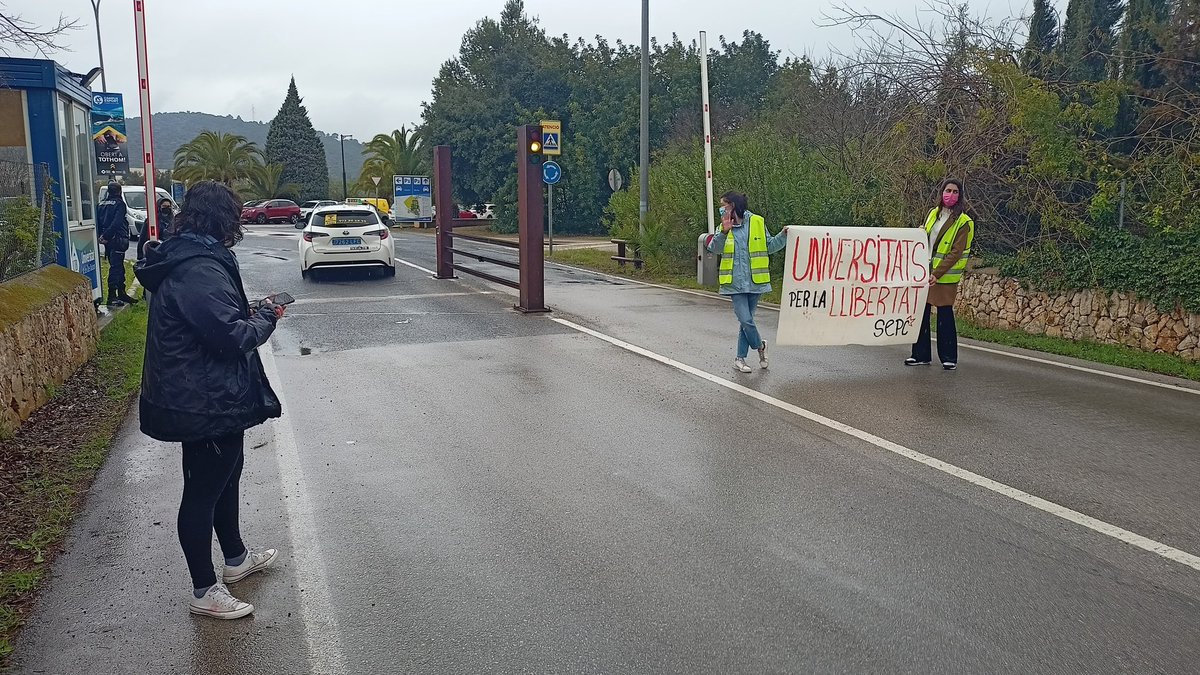 SEPC_nacional's tweet photo. 🔴⛓ #Repressió || Les estudiants a #Mallorca seguim en vaga. Per reivindicar la llibertat d'expressió, l'amnistia per a @LlibertatHasel i la resta de perses i exiliades. https://t.co/N4g026wcCA