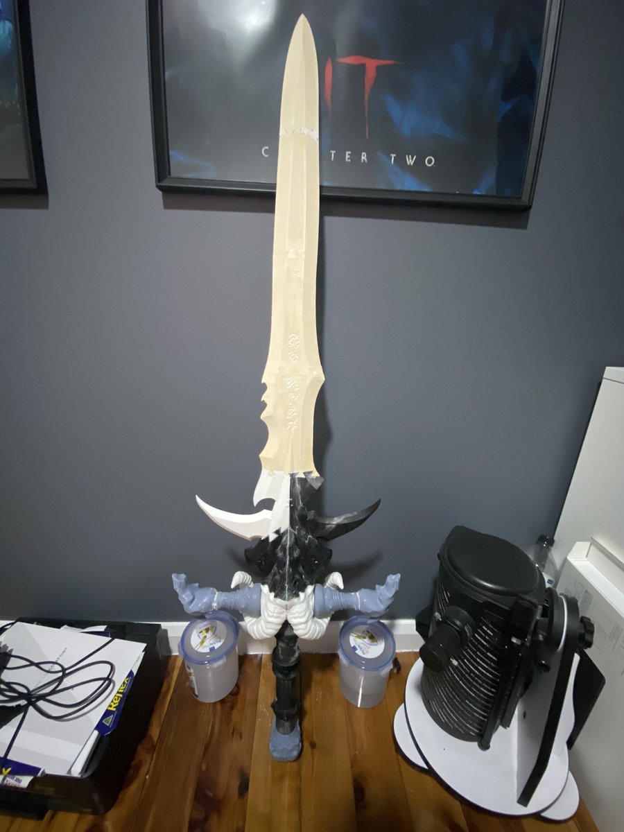 jameslucas3d's tweet image. Project I’ve been working on last couple of weeks. Full scale frostmourne, 120 hours of printing and a lot of learning as I go. Next is bog, sand, prime and paint. Thinking of doing a full process breakdown on artstation, would people be interested? #3Dprinting #props #WoW